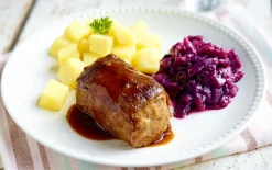 Blinde vink met rodekool en aardappelblokjes