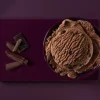 Chocolade-ijs met chocoladeschilfers