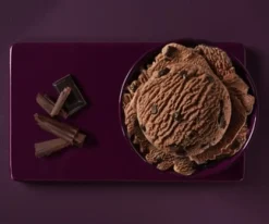 Chocolade-ijs met chocoladeschilfers