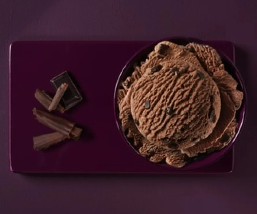 Chocolade-ijs met chocoladeschilfers