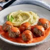 Gehaktballetjes in tomatensaus met aardappelpuree