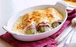Ham-witloofrolletjes met kaassaus