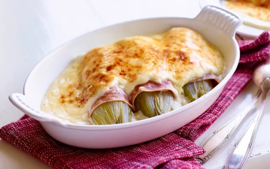 Ham-witloofrolletjes met kaassaus