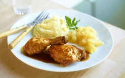 Kippenbout met appelmoes en aardappelpuree