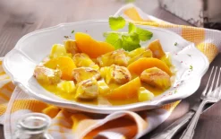 Kippenhaasjes in fruitige currysaus