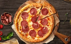 LA PIZZA Pizza con salame