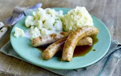 Minibraadworstjes met bloemkool en aardappelpuree