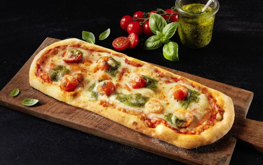 Pizza alla Romana Pomodoro Mozzarella e Pesto
