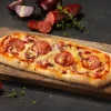 Pizza alla Romana salame piccante e cipolla rossa