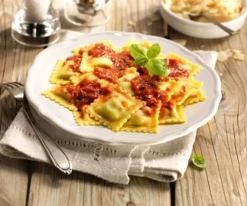 Ravioli met tomaat en basilicum