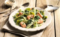Tagliatelle verdi met wilde zalm