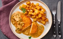 Varkensschnitzel in jagersaus met aardappelblokjes