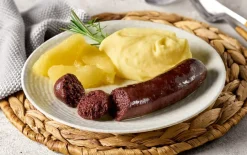 Zwarte pens met appelpartjes en aardappelpuree